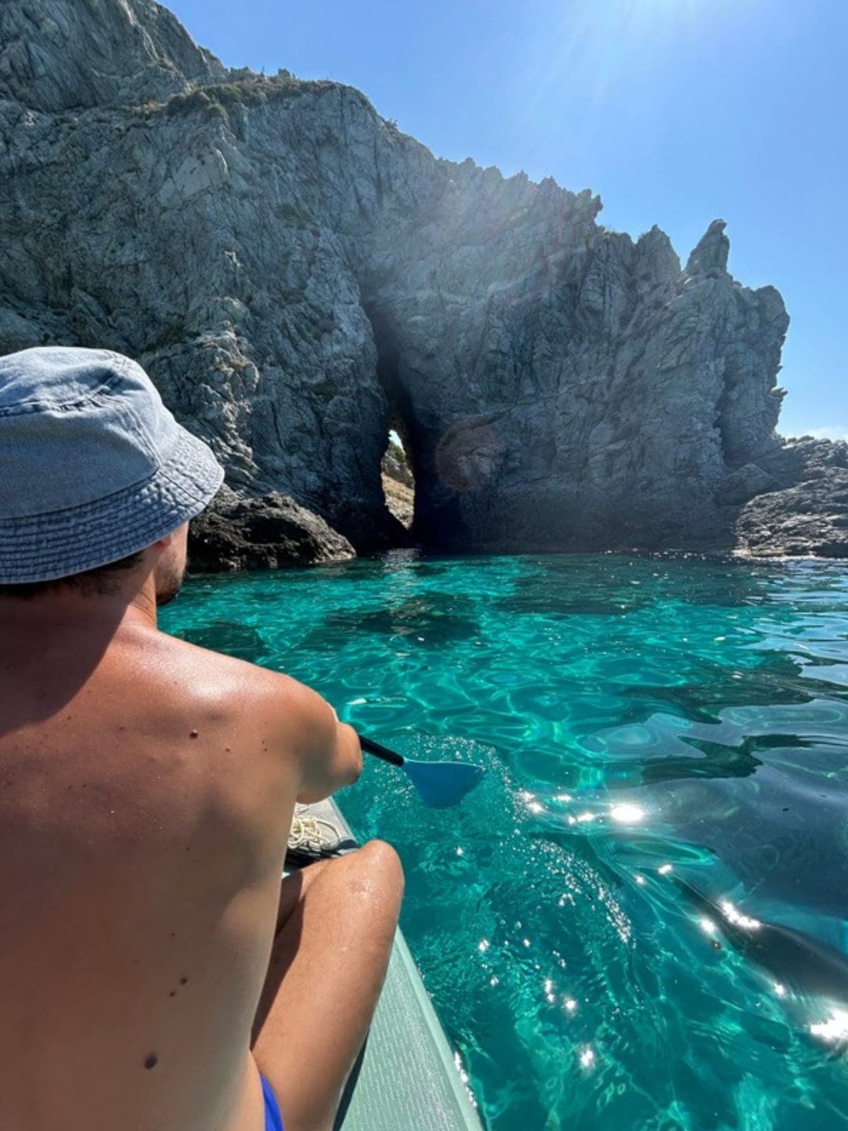Vista dall’acqua pagaiando verso una costa a falesie