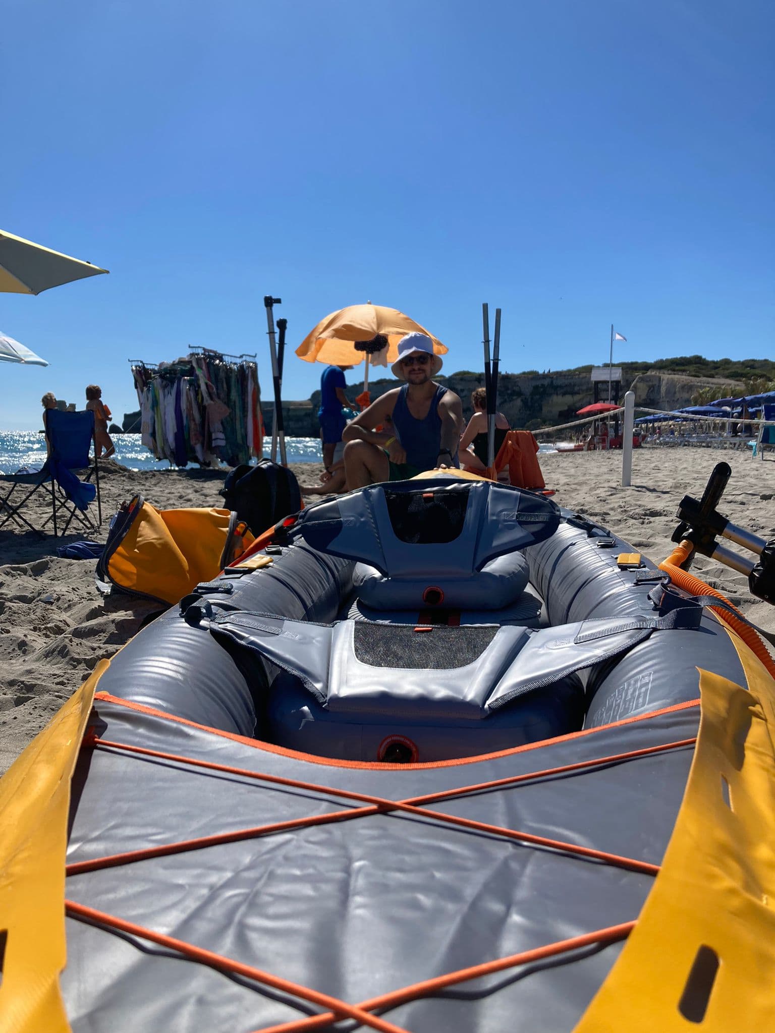 Kayak gonfiabile pronto sulla sabbia in un lido pugliese